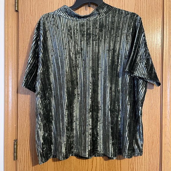 Green velour like top - Picture 1 of 6